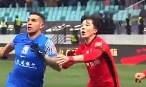  記者談海港后衛(wèi)明天：從津門虎到海港環(huán)境變了，他需主動(dòng)去適應(yīng)