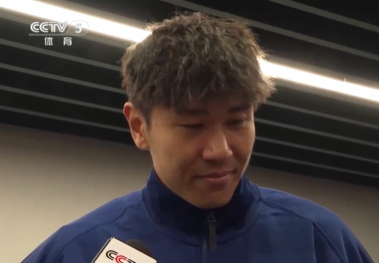  鐵漢柔情！三鎮(zhèn)球員劉奕鳴探望患病小球迷時(shí)哽咽