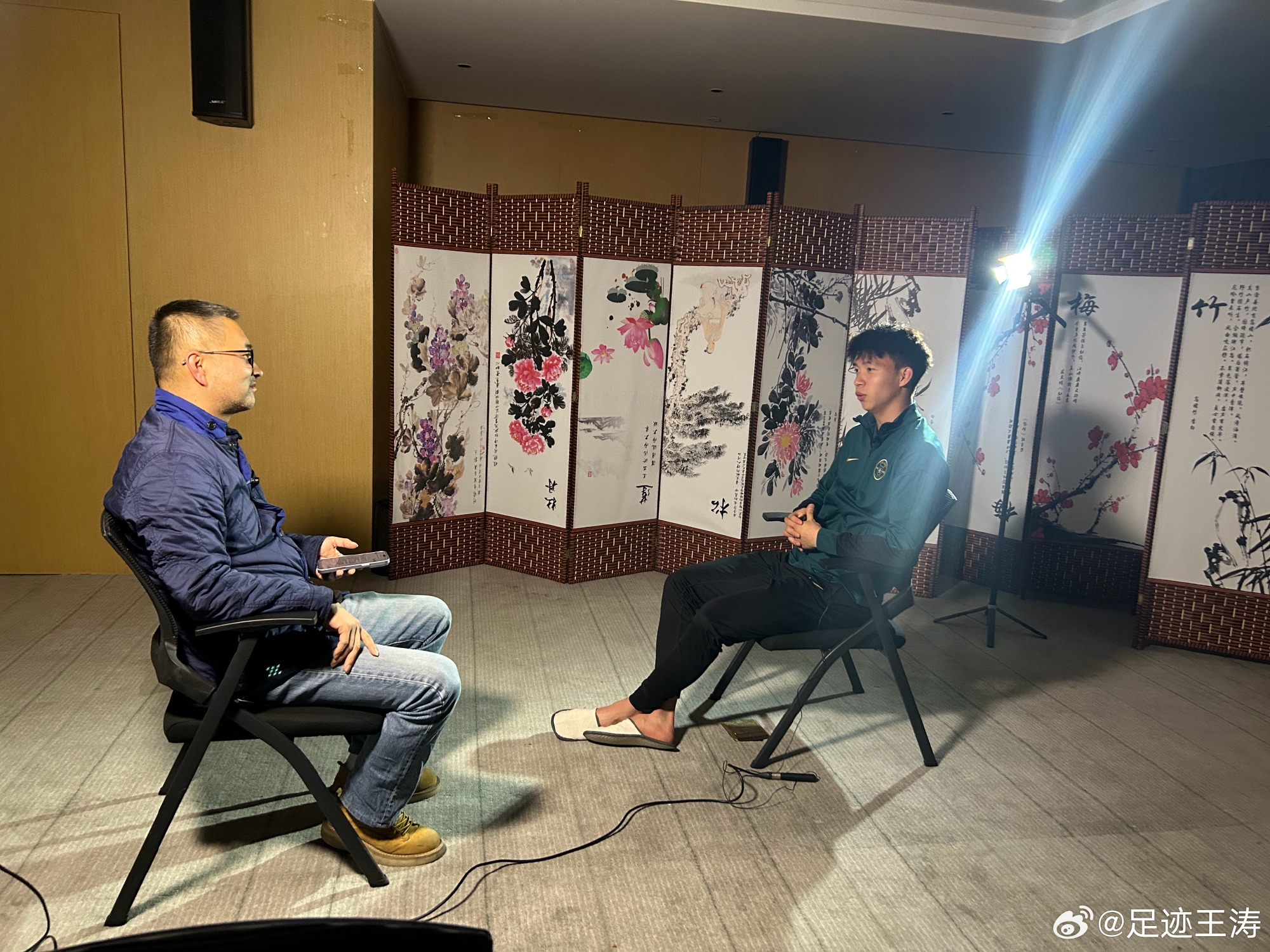  記者：王鈺棟視韋世豪為偶像&想加他微信，現(xiàn)進(jìn)了國(guó)足不知加到?jīng)]