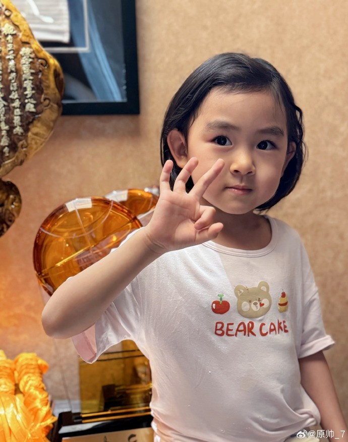  三分大賽三冠王！原帥曬三冠獎杯：完成了女兒給安排的任務(wù)！