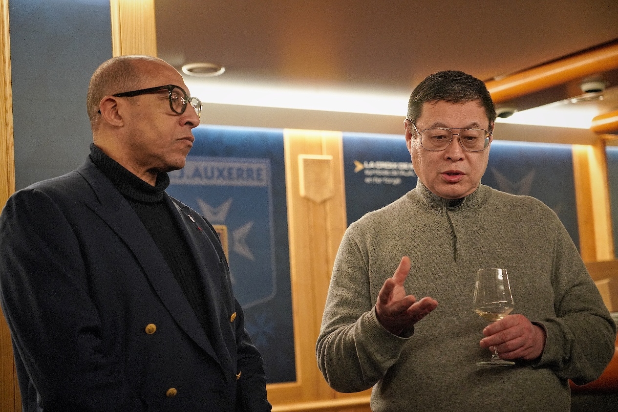  法國(guó)足協(xié)主席迪亞洛做客歐塞爾，并與董事會(huì)主席周云杰會(huì)晤