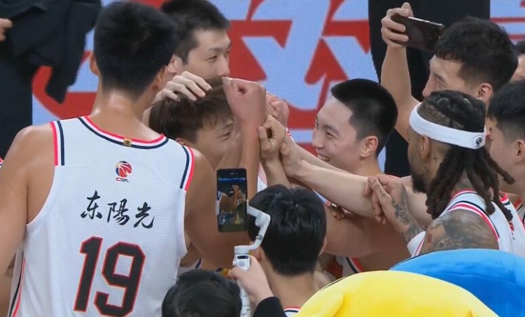  淚目！賽后廣東隊(duì)將趙睿圍在中間碰拳