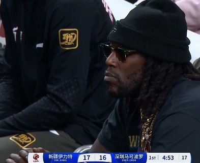  哦呦？你來了！新疆新外援哈雷爾場邊觀戰(zhàn)新疆主場vs深圳的比賽