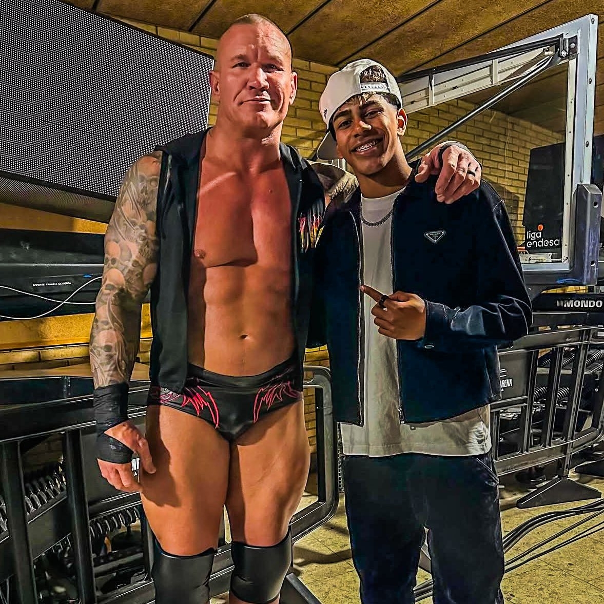  小心RKO！亞馬爾現(xiàn)場觀戰(zhàn)WWE，和奧爾頓、Triple H等合影