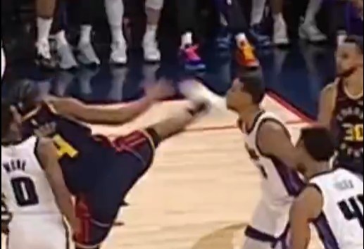  抬腳過高踢到了對手下巴！NBA官方：穆迪這一動(dòng)作被判1級(jí)惡犯