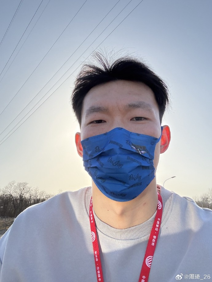  悠閑！周琦騎京牌電動(dòng)車(chē)出行：太陽(yáng)出來(lái)了 開(kāi)京牌兜兜風(fēng)！