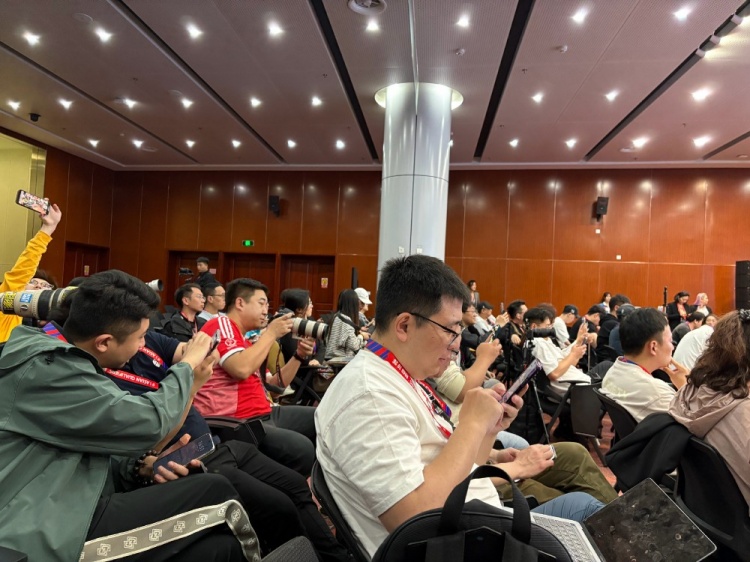  萬(wàn)眾矚目！記者擠滿(mǎn)國(guó)足賽前新聞發(fā)布廳，賽場(chǎng)記者預(yù)計(jì)超300人