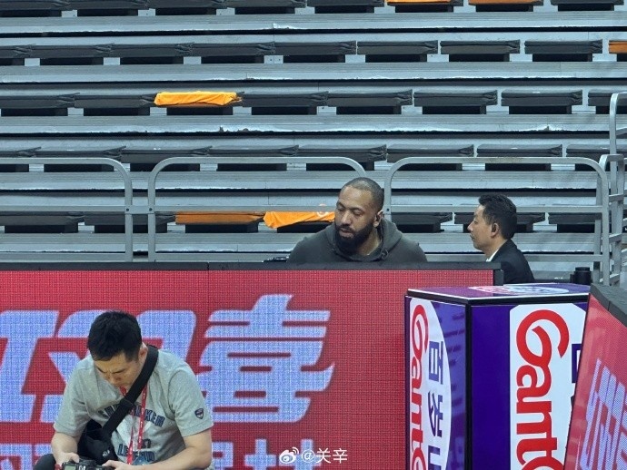  今晚不打？廣東主場(chǎng)迎戰(zhàn)廣廈 吉倫沃特一身便裝現(xiàn)身球館