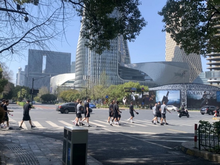  心態(tài)放松，有網(wǎng)友拍到澳大利亞隊早上在萬象城citywalk