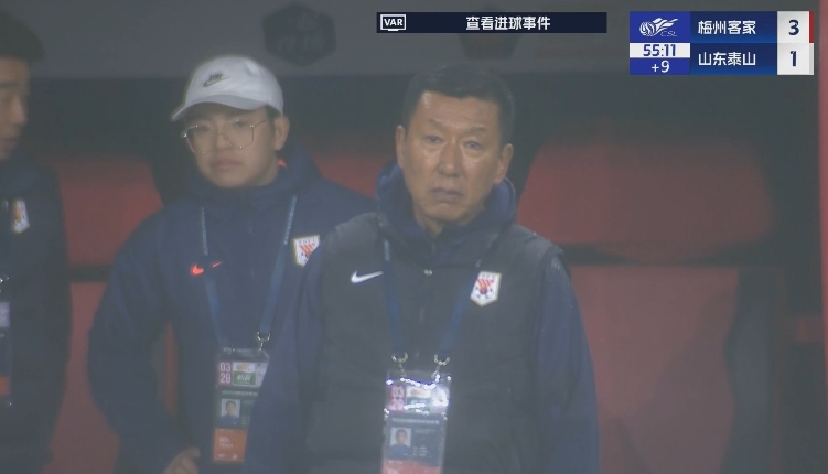  半場1-3落后遞補(bǔ)隊(duì)！場邊的崔康熙表情焦急