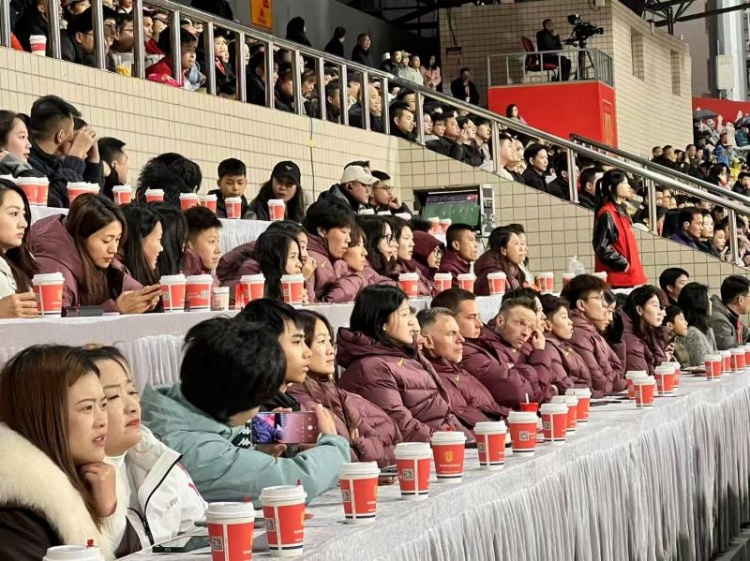  北青體育：中國女足現(xiàn)身中甲賽場，觀看重慶銅梁龍vs遼寧鐵人