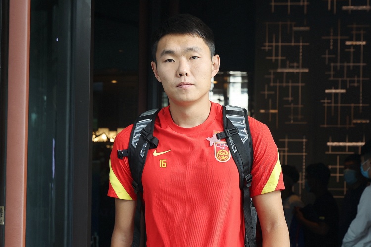  媒體人：國足征召5名邊后衛(wèi)真的有必要嗎？中場堆積眾多8號位