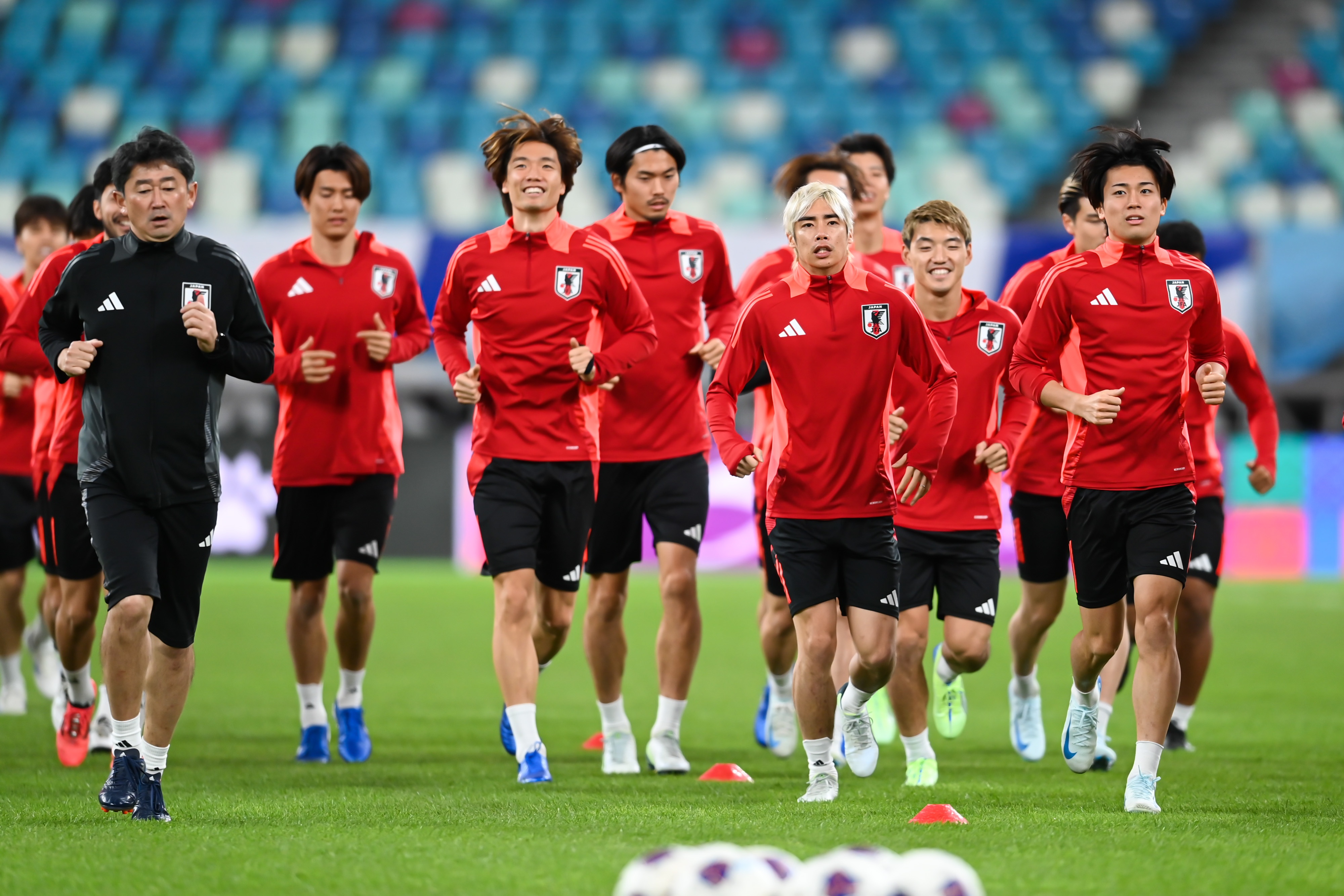  日媒：日本隊今日進行賽前一日踩場訓練，三笘薰和長友佑都缺席