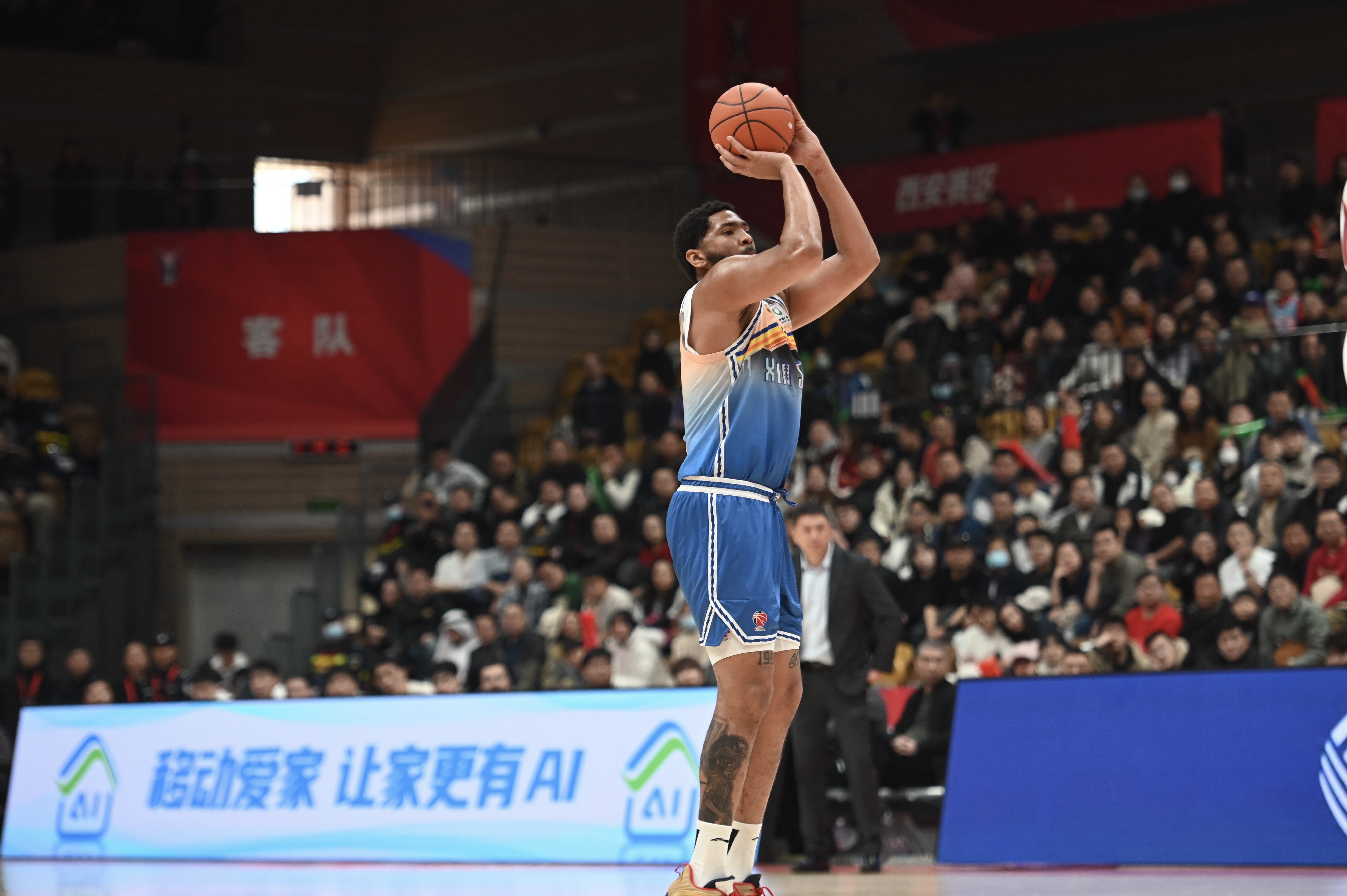  率先發(fā)力！新疆外援勞森首節(jié)7中5拿到11分 三分2中1