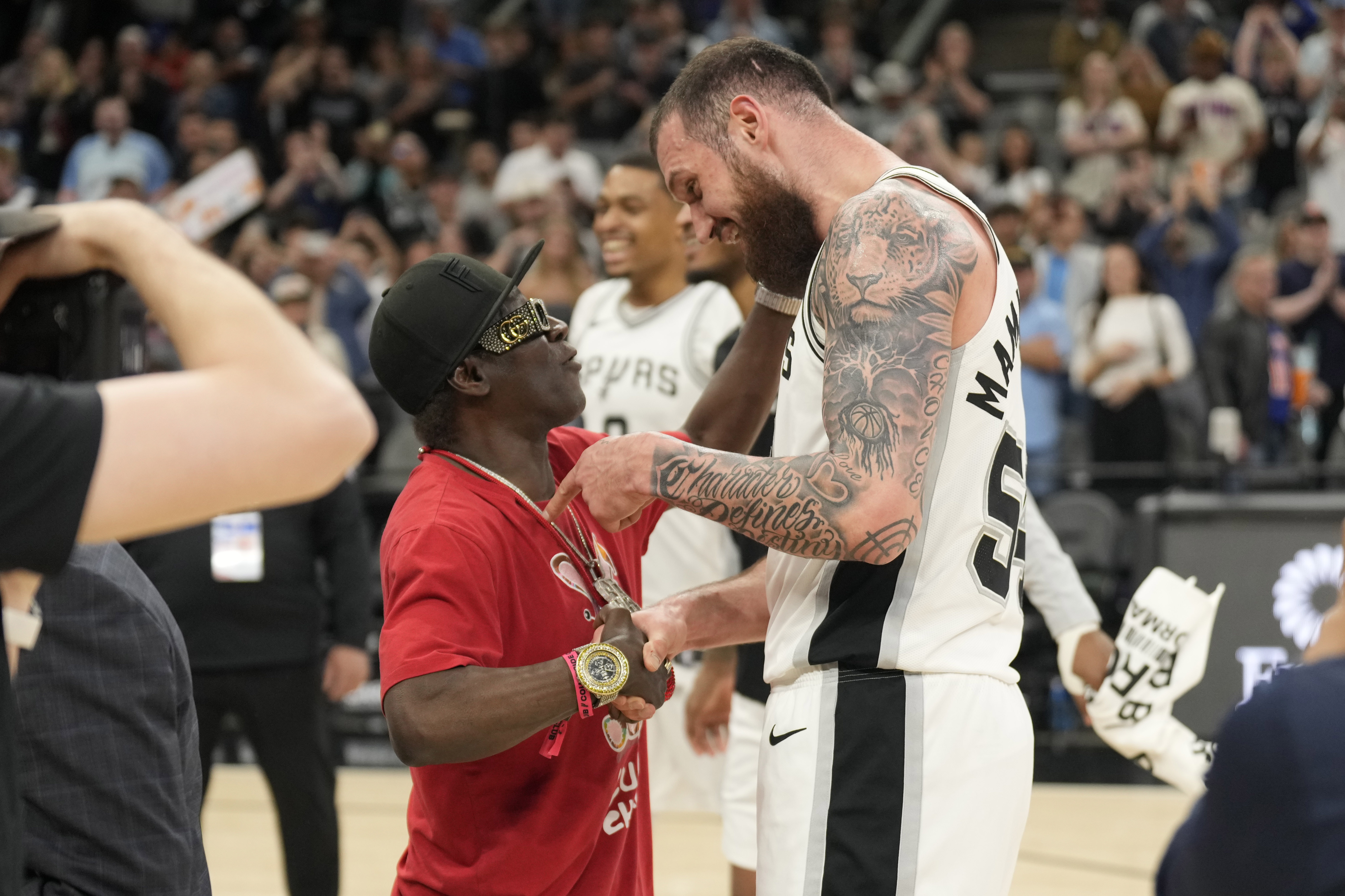  馬穆上場19分鐘就砍下34分！哈特：他能進(jìn)入NBA是有原因的